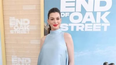 بإطلالة حمل جذابة.. آن هاثاواي تخطف الأنظار بعرض فيلم The End of Oak Street
