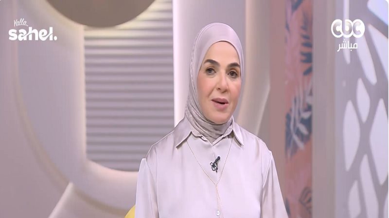 الإعلامي منى عبد