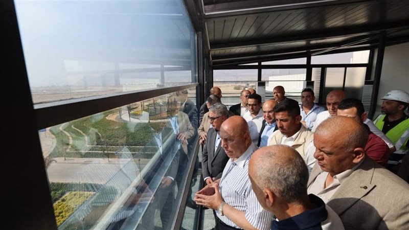 وزير النقل خلال الجولة