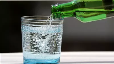الماء الفوار أم العادي.. أيهما أفضل لترطيب الجسم؟