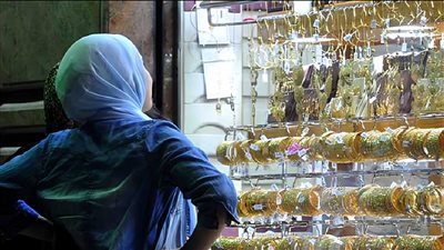 مفاجأة صادمة.. الذهب يقفز 300 دولار في أسبوع والأسعار تشتعل|فيديو