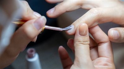 لمخاطر صحية.. حظر طلاء الأظافر الجل في بريطانيا 
