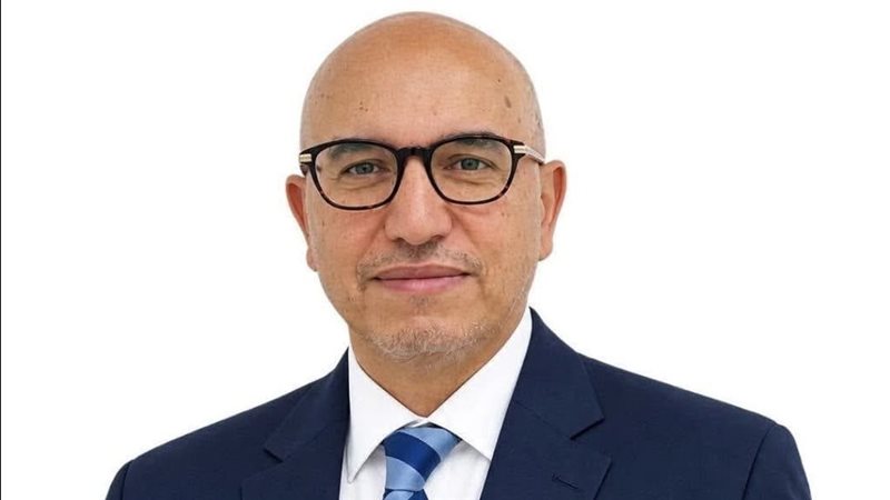  أستاذ طب وجراحة